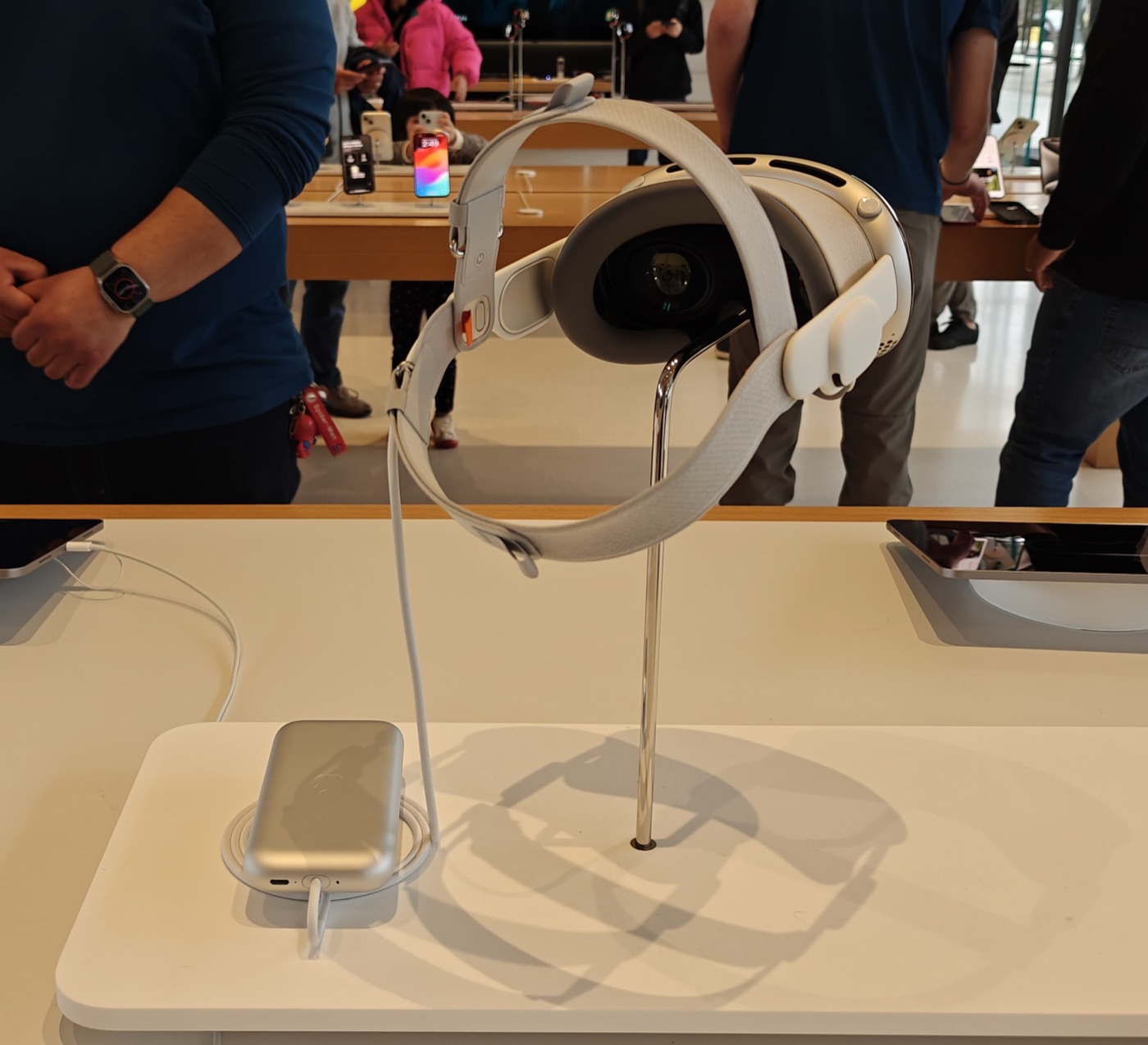 Apple Vision Pro 头显与外接电池组,2024 年发售的 Apple 第一代空间计算设备