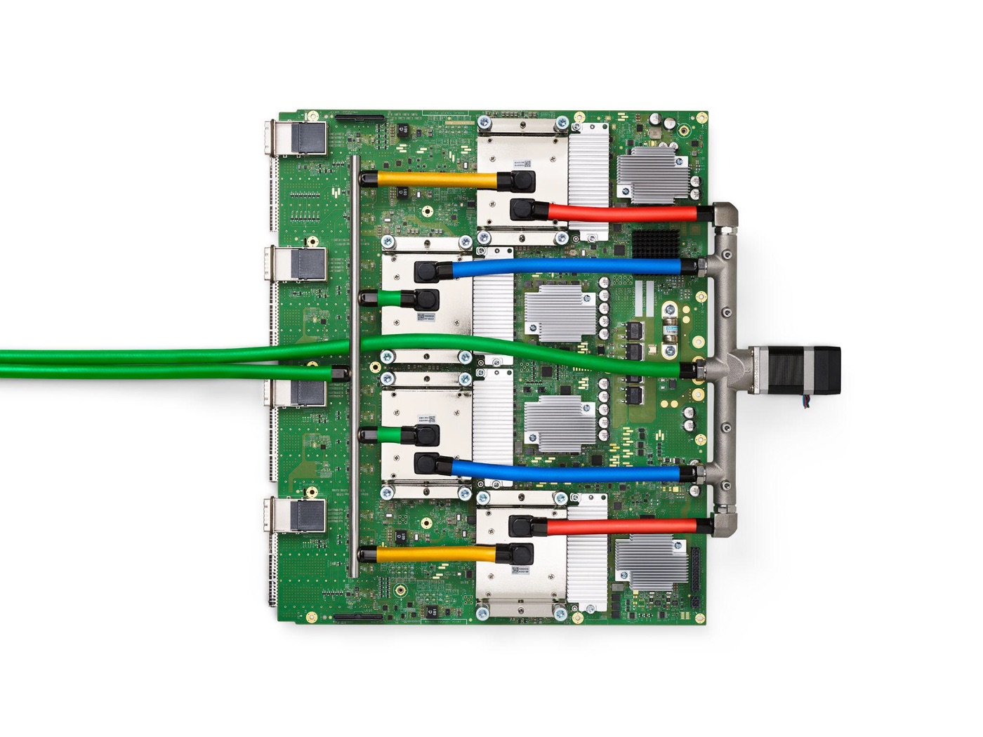 Google TPU v4 板卡 · 中央 ASIC + 4 颗 HBM stack · 液冷封装