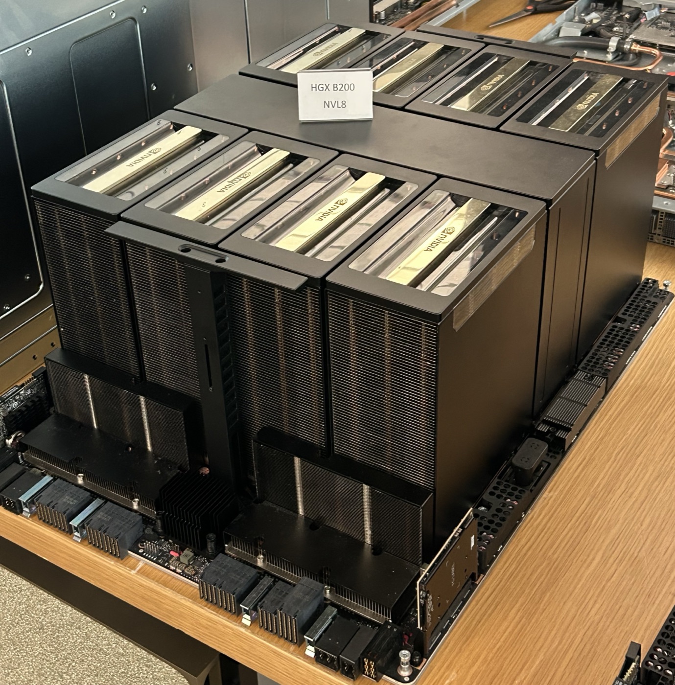 NVIDIA HGX B200 baseboard · 8 颗 Blackwell GPU + NVLink Switch